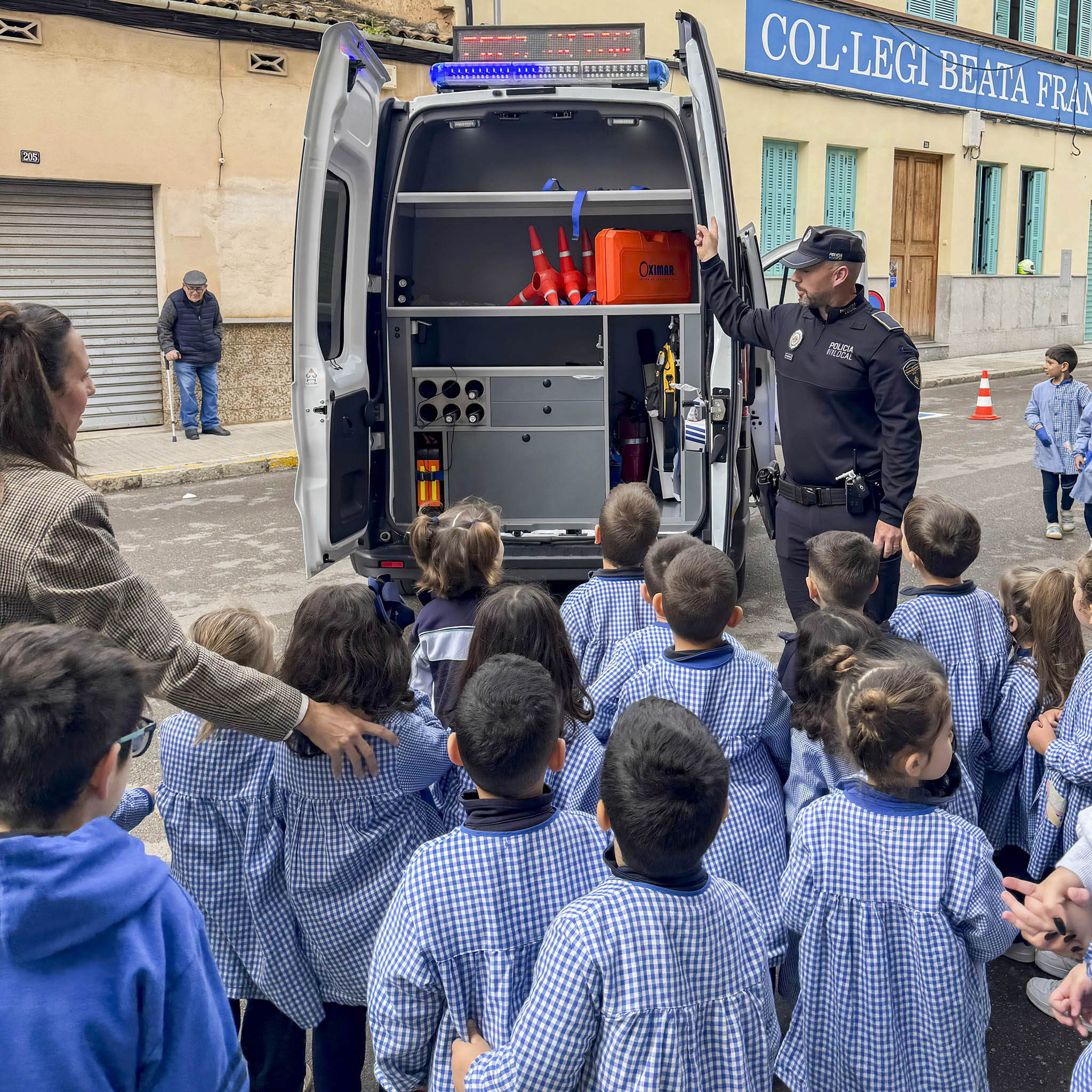 Petits policies: una visita especial