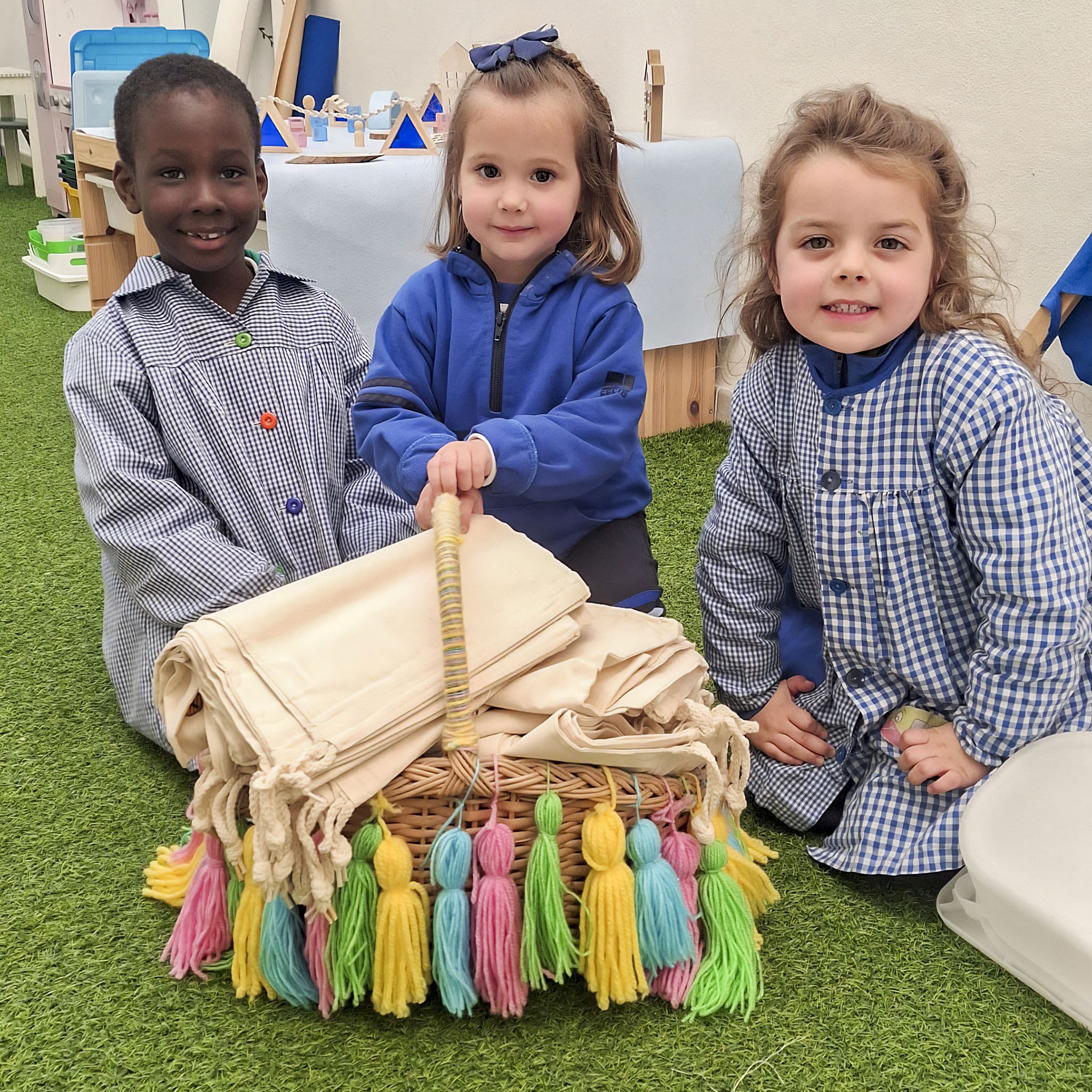 Uns alumnes d'educació infantil del col·legi concertat Beata Francinaina Cirer d'Inca (FECIB) mostren una de les sorpreses que els ha duit la Jaia Corema.