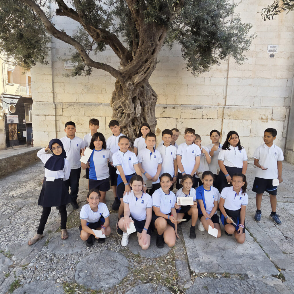 Els alumnes de 4t de primària del col·legi concertat Beata Francinaina Cirer d'Inca (FECIB) participen en la celebració i l'ofrena floral a Santa Maria la Major.