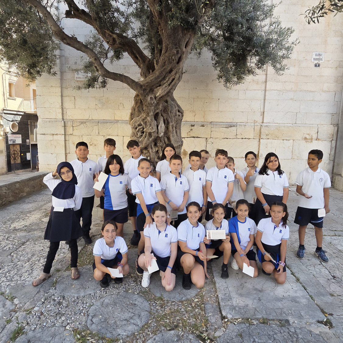 Els alumnes de 4t de primària del col·legi concertat Beata Francinaina Cirer d'Inca (FECIB) participen en la celebració i l'ofrena floral a Santa Maria la Major.