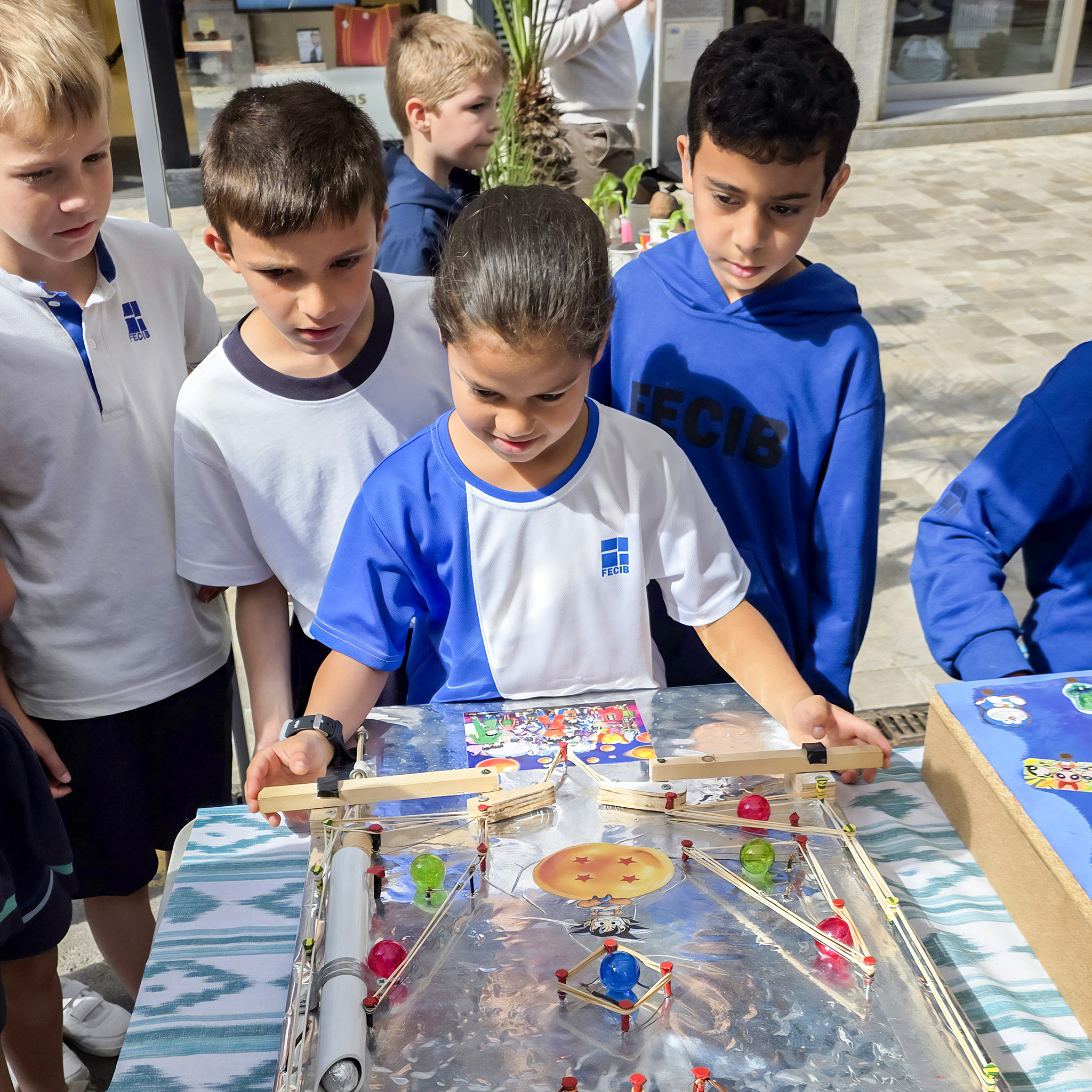 Uns alumnes de 3r i 4t de primària del col·legi concertat Beata Francinaina Cirer d'Inca (FECIB) participen en jocs i dinàmiques mediambientals organitzades per GRAM Gestió Ambiental per celebrar Dijous Gros.