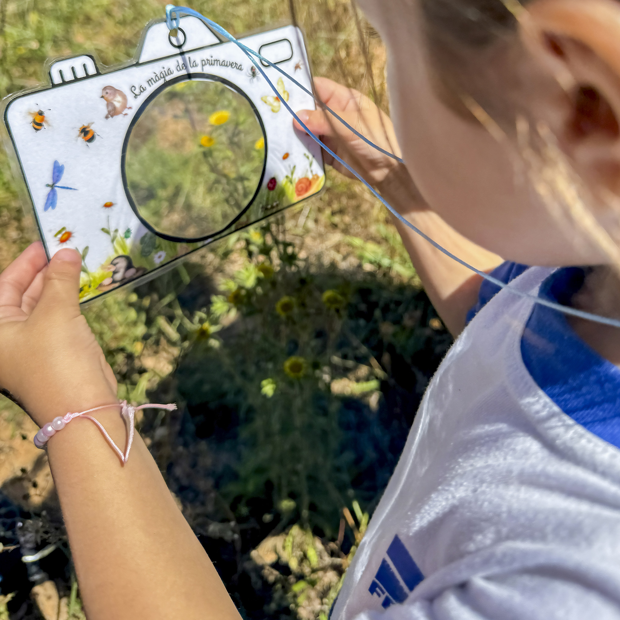 Els alumnes d'educació infantil del col·legi concertat Beata Francinaina Cirer d'Inca (FECIB) recullen flors i observen la natura durant l'activitat La màgia de la primavera.