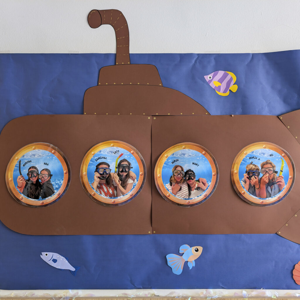 Famílies i alumnes del col·legi concertat Beata Francinaina Cirer d'Inca (FECIB) celebren el sopar a la fresca al carrer decorat amb motius del fons de la mar durant la festa de fi de curs.