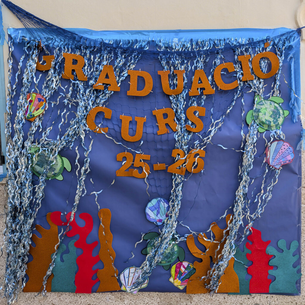 Els alumnes de 6è d'educació primària del col·legi concertat Beata Francinaina Cirer d'Inca (FECIB) celebren la seva graduació.