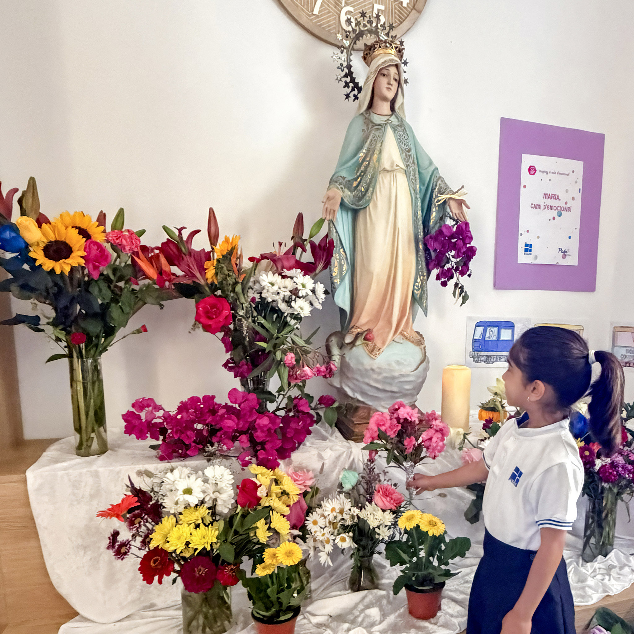 Els alumnes d'infantil i primària del col·legi concertat Beata Francinaina Cirer d'Inca (FECIB) celebren el mes de Maria.