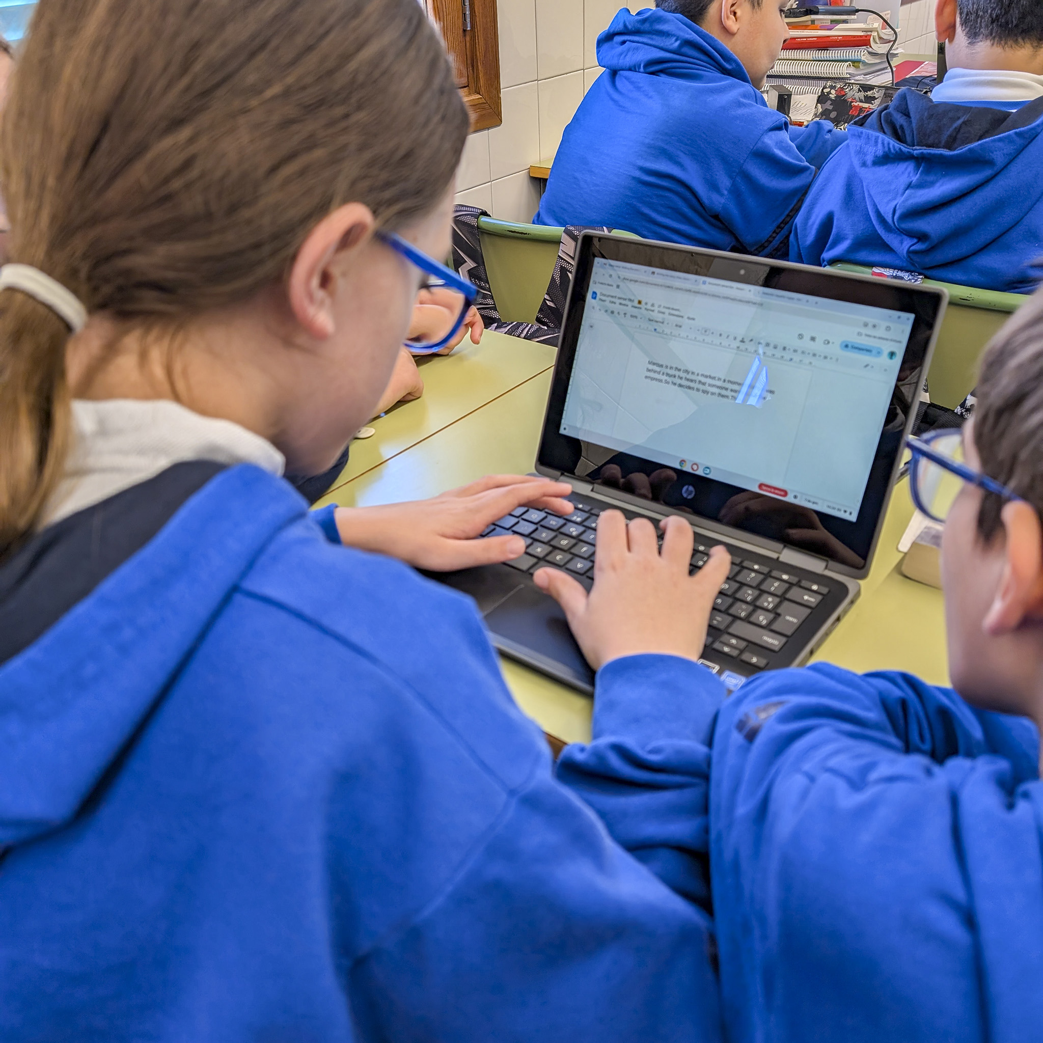 Els alumnes de 6è de primària del col·legi concertat Beata Francinaina Cirer d'Inca (FECIB) fan feina en equip durant el projecte internacional eTwinning SPQR.