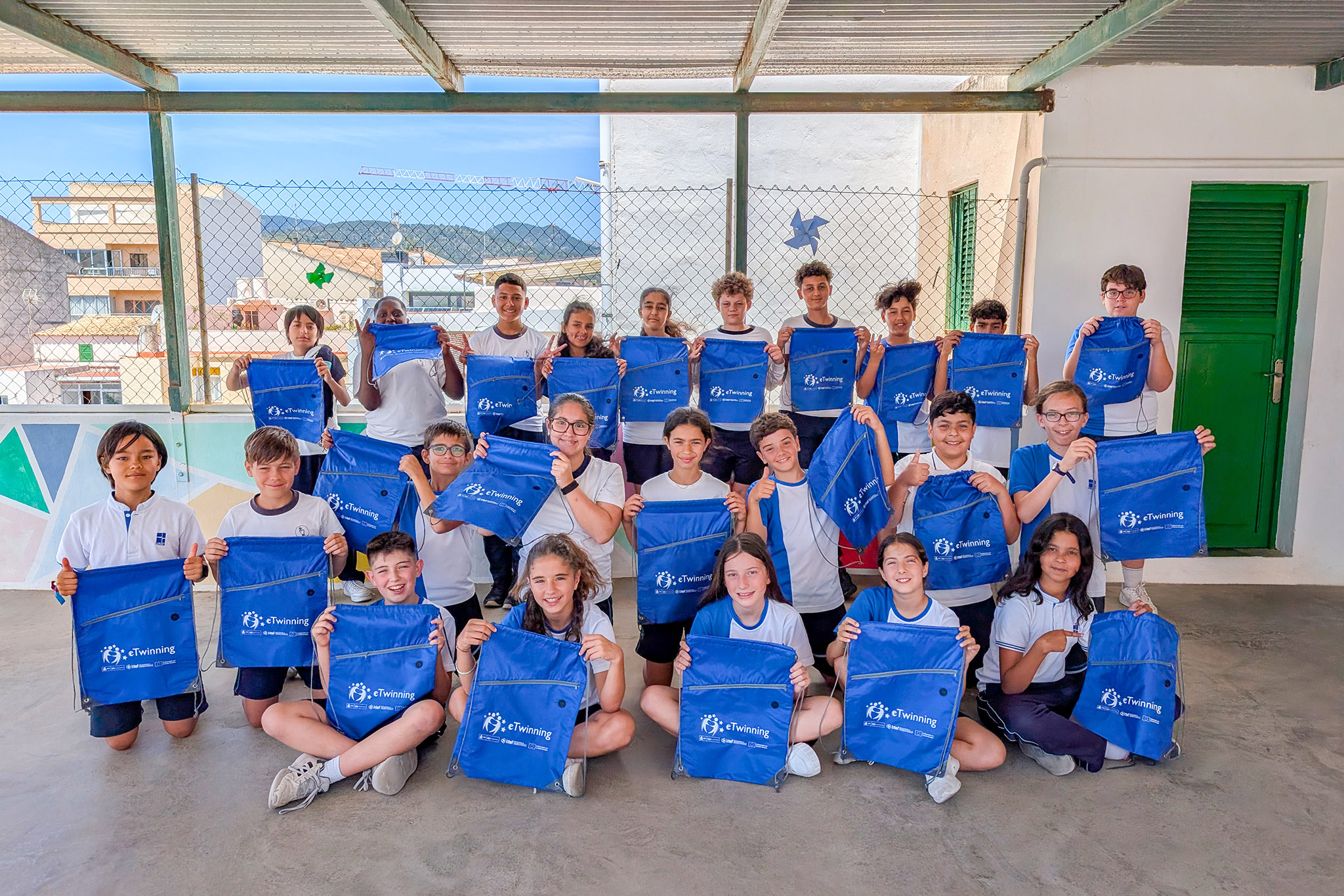 Alumnes de 6è de primària celebren el Segell de Qualitat Nacional.