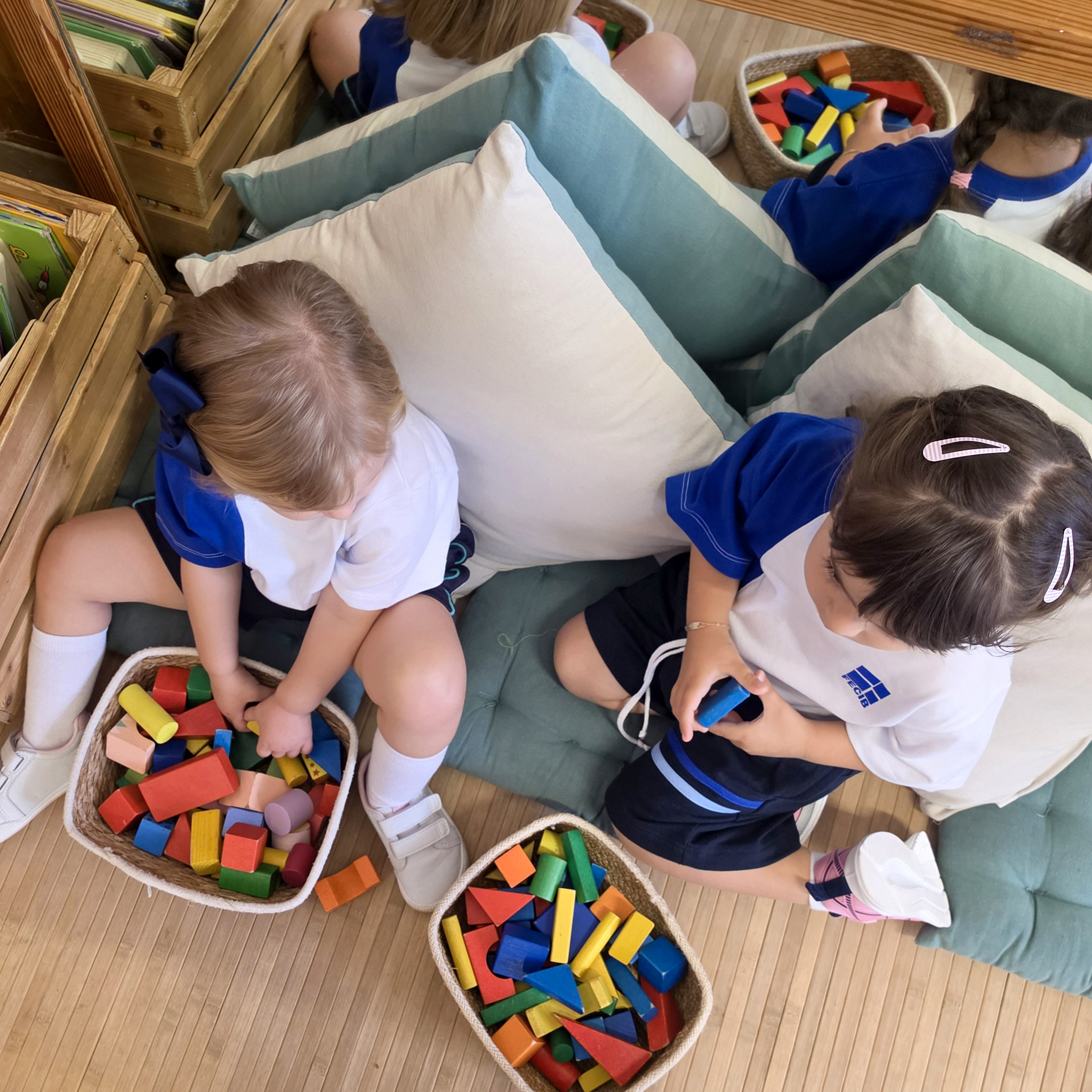 Alumnes de tres anys juguen tranquil·lament a l'aula durant els primers dies del període d'adaptació al col·legi concertat Beata Francinaina Cirer d'Inca (FECIB).