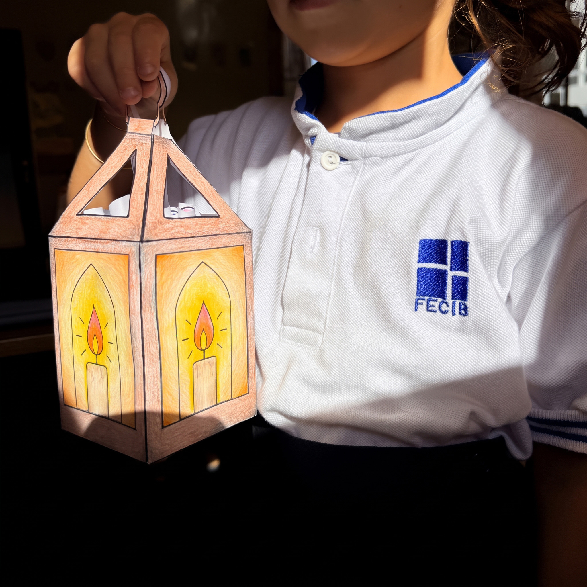 Els fanalets i la Capsa de la Memòria plens d'espelmes de paper formen un camí de llum durant la celebració de Tots Sants al col·legi concertat Beata Francinaina Cirer d'Inca (FECIB).
