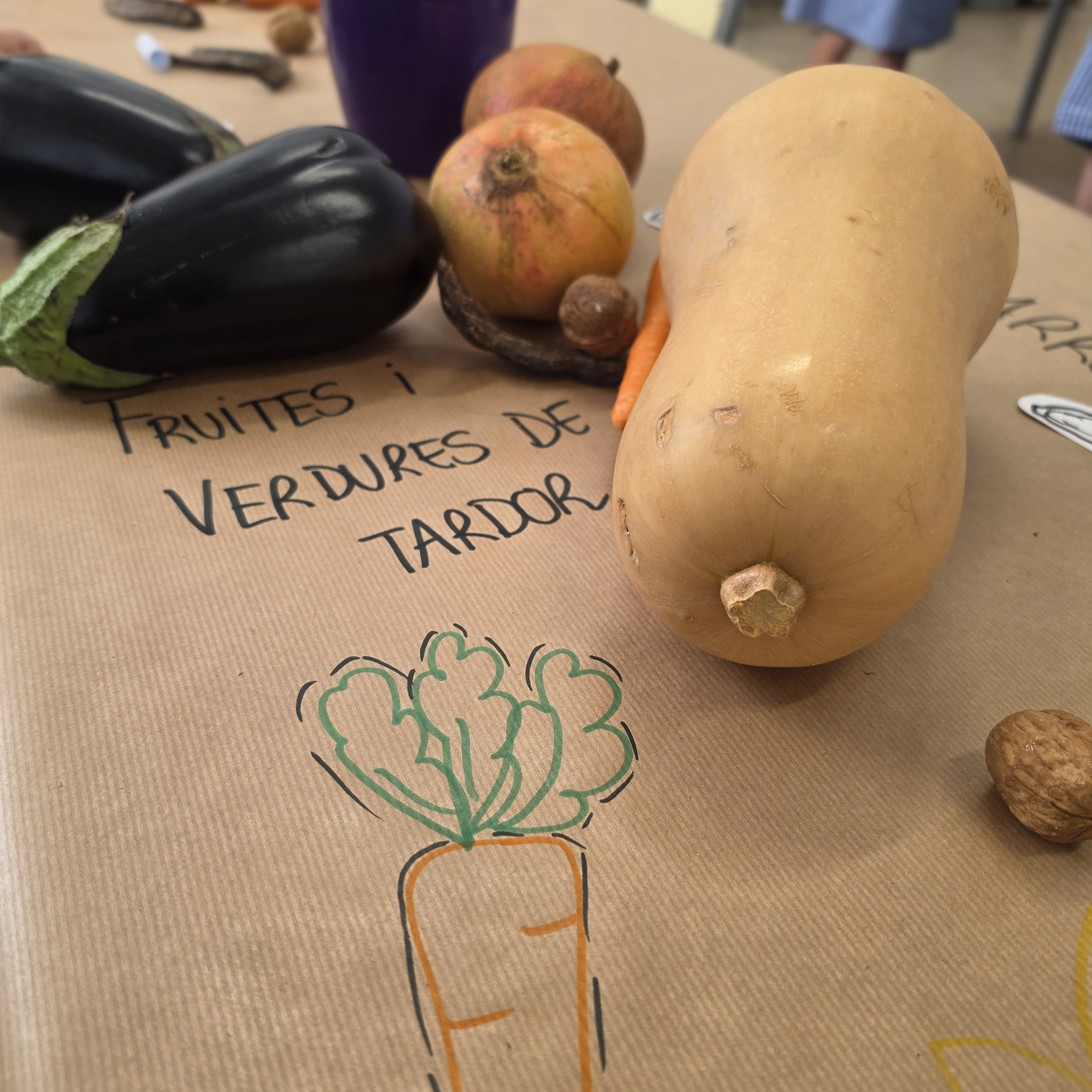 Alumnes d'educació infantil del col·legi concertat Beata Francinaina Cirer d'Inca (FECIB) experimenten amb safates sensorials, plastilina i fruits de la tardor a l'aula.