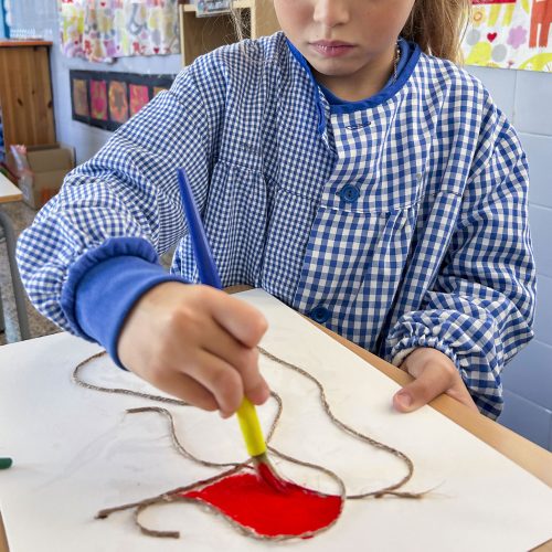 Alumnes de 1r i 2n de primària del col·legi concertat Beata Francinaina Cirer d'Inca (FECIB) creen mosaics i escultures inspirats en l'obra de Joan Miró.