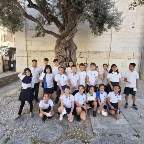 Els alumnes de 4t de primària del col·legi concertat Beata Francinaina Cirer d'Inca (FECIB) participen en la celebració i l'ofrena floral a Santa Maria la Major.