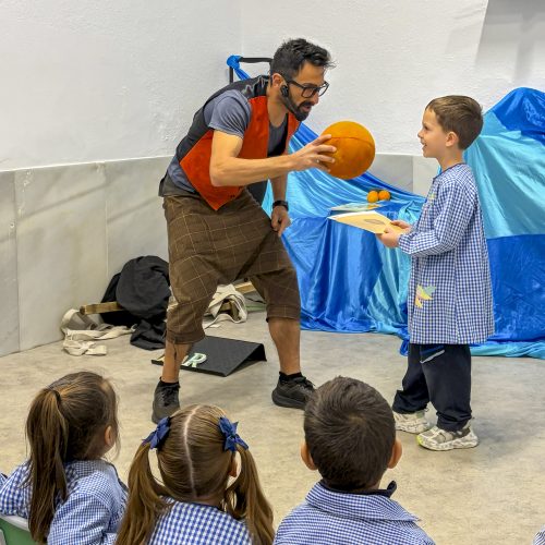 Els alumnes d'infantil del col·legi concertat Beata Francinaina Cirer d'Inca (FECIB) gaudeixen de l'espectacle musical i de rondalles d'en Tomeu Granera.