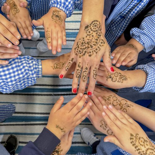 Mamàs i papàs expliquen la seva professió als alumnes d'educació infantil del col·legi concertat Beata Francinaina Cirer d'Inca (FECIB) durant les seves visites.