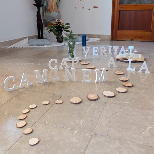 El claustre de mestres del col·legi concertat Beata Francinaina Cirer d'Inca (FECIB) fa una dinàmica de reflexió amb pedres i arena durant la preparació de l'inici de curs.