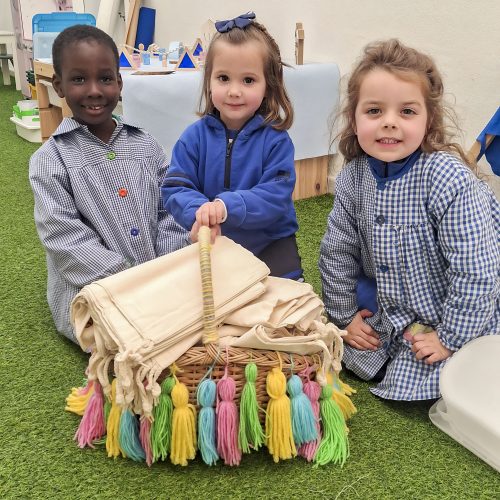 Uns alumnes d'educació infantil del col·legi concertat Beata Francinaina Cirer d'Inca (FECIB) mostren una de les sorpreses que els ha duit la Jaia Corema.