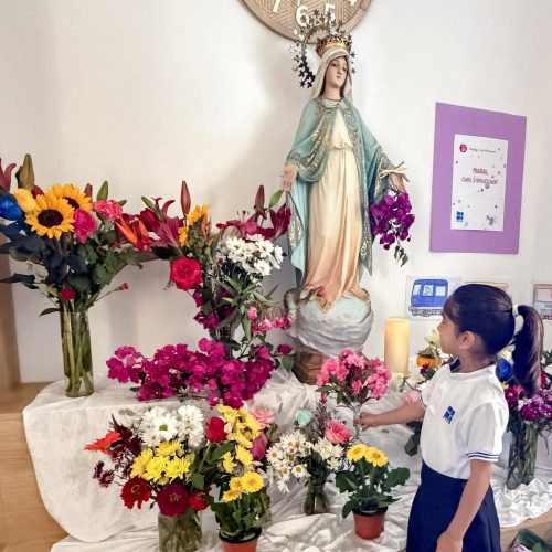 Els alumnes d'infantil i primària del col·legi concertat Beata Francinaina Cirer d'Inca (FECIB) celebren el mes de Maria.